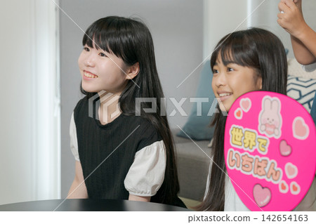 Children who engage in activities related to their favorite idols Children who engage in activities related to their favorite idols 142654163