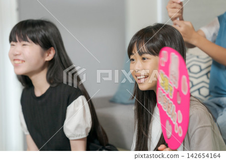 參與與他們喜愛的偶像/粉絲相關的活動的兒童 參與與他們喜愛的偶像/粉絲相關的活動的兒童 142654164