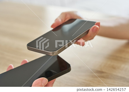 Bringing two smartphones closer together Bringing two smartphones closer together 142654257