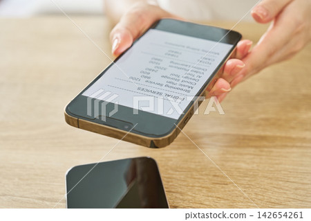 一部顯示訂閱費用詳情的智慧型手機 一部顯示訂閱費用詳情的智慧型手機 142654261
