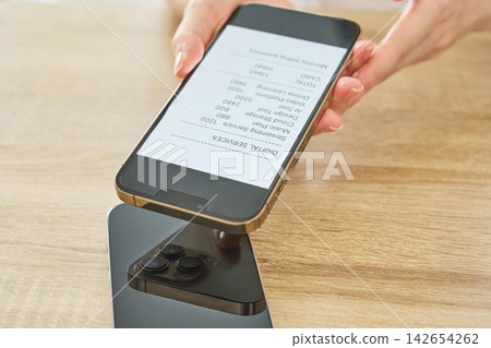 一部顯示訂閱費用詳情的智慧型手機 一部顯示訂閱費用詳情的智慧型手機 142654262