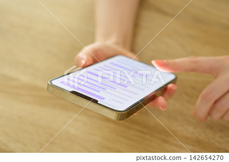 年輕女子傳遞訊息的雙手 年輕女子傳遞訊息的雙手 142654270