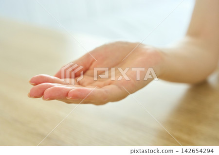 一隻女人伸出的手 一隻女人伸出的手 142654294
