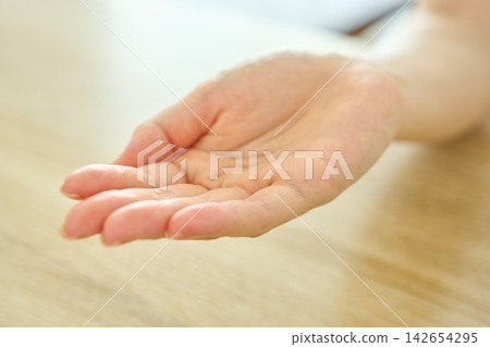 一隻女人伸出的手 一隻女人伸出的手 142654295