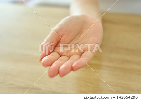 一隻女人伸出的手 一隻女人伸出的手 142654296
