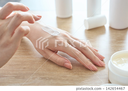 Women hand painting hand cream Women hand painting hand cream 142654467