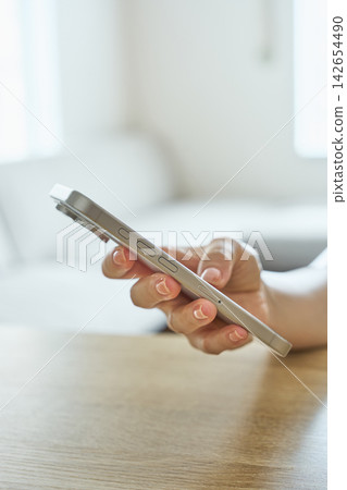 婦女的手與智能手機 婦女的手與智能手機 142654490