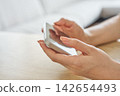 操作智能手機的女人的手 142654493