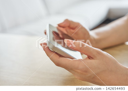 操作智能手機的女人的手 操作智能手機的女人的手 142654493