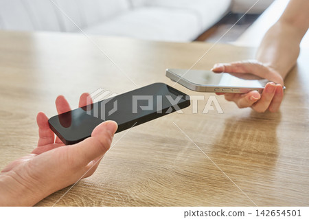 將兩部智慧型手機拉近 將兩部智慧型手機拉近 142654501