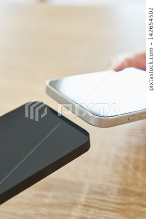 將兩部智慧型手機拉近 將兩部智慧型手機拉近 142654502