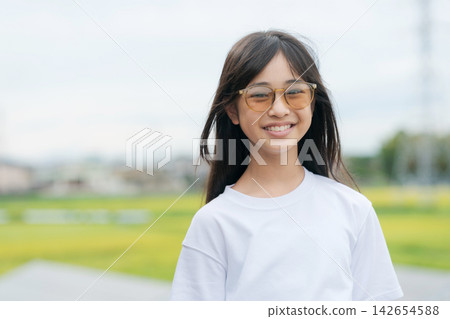 女孩戴著太陽鏡 女孩戴著太陽鏡 142654588