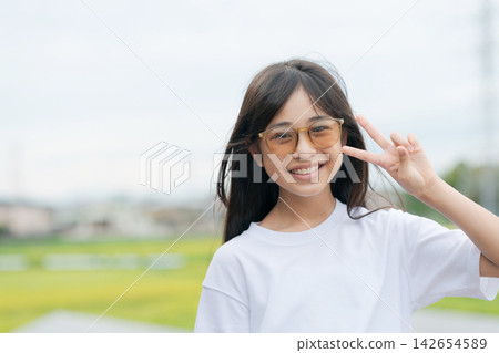 女孩戴著太陽鏡 142654589