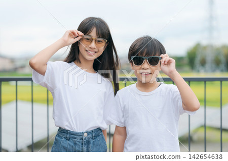 Children wearing sunglasses 142654638