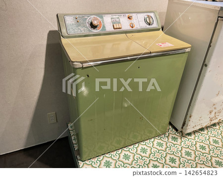 Vintage Japanese twin-tub washing machine (from the Showa era) Vintage Japanese twin-tub washing machine (from the Showa era) 142654823