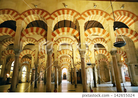 西班牙科爾多瓦歷史城區內的清真寺大教堂(Mezquita)內部景象,科爾多瓦是聯合國教科文組織世界遺產。 西班牙科爾多瓦歷史城區內的清真寺大教堂(Mezquita)內部景象,科爾多瓦是聯合國教科文組織世界遺產。 142655024