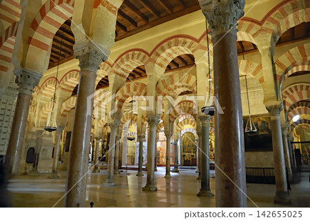 西班牙科爾多瓦歷史城區內的清真寺大教堂(Mezquita)內部景象,科爾多瓦是聯合國教科文組織世界遺產。 西班牙科爾多瓦歷史城區內的清真寺大教堂(Mezquita)內部景象,科爾多瓦是聯合國教科文組織世界遺產。 142655025