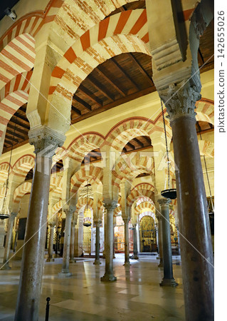 西班牙科爾多瓦歷史城區內的清真寺大教堂(Mezquita)內部景象,科爾多瓦是聯合國教科文組織世界遺產。 西班牙科爾多瓦歷史城區內的清真寺大教堂(Mezquita)內部景象,科爾多瓦是聯合國教科文組織世界遺產。 142655026