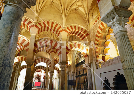 西班牙科爾多瓦歷史城區內的清真寺大教堂（Mezquita）內部景象，科爾多瓦是聯合國教科文組織世界遺產。 142655027