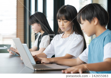 中小學生使用電子設備進行學習。 中小學生使用電子設備進行學習。 142655063