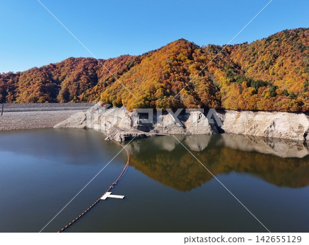 <納拉馬塔湖鳥瞰圖> 納拉馬塔湖的樹木已被秋天的色彩染成了五彩斑斕的顏色。 142655129