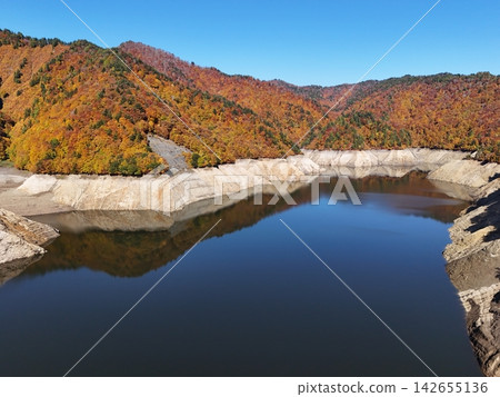 <Aerial view of Naramata Lake> Naramata Lake dyed in autumn colors. <Aerial view of Naramata Lake> Naramata Lake dyed in autumn colors. 142655136