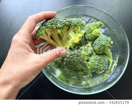 fresh green broccoli florets in a bowl of water. cooking healthy food fresh green broccoli florets in a bowl of water. cooking healthy food 142655179