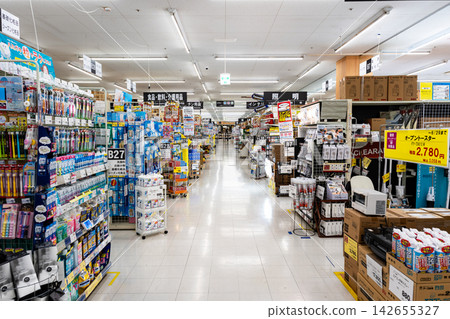 東京都三鷹市野崎港南三鷹店 2 樓生活用品區走道 142655327
