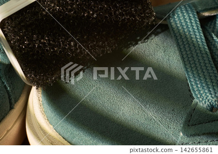 Shoe hygiene method. Method for preserving shoe quality involving scrubbing and lathering with specialized products Shoe hygiene method. Method for preserving shoe quality involving scrubbing and lathering with specialized products 142655861
