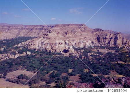 Yemen: Wadi Dahar, a small oasis in a basin Yemen: Wadi Dahar, a small oasis in a basin 142655994
