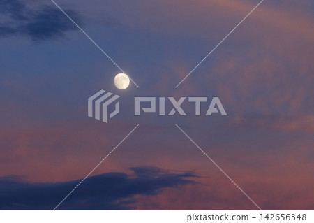 落日餘暉與十三夜的月亮 落日餘暉與十三夜的月亮 142656348