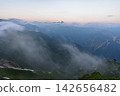 晨曦中，雲海翻騰，槍岳巍峨聳立。 142656482