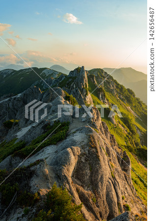 晨曦照耀下的北阿爾卑斯山脈 晨曦照耀下的北阿爾卑斯山脈 142656487