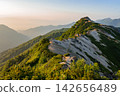 恩贊索山間小屋沐浴在晨曦之中 142656489