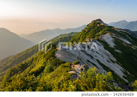 恩贊索山間小屋沐浴在晨曦之中 142656489