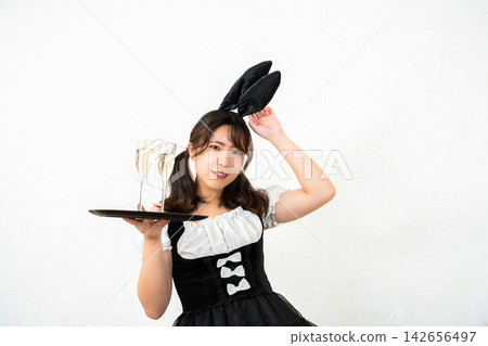 兔女郎手持氣泡酒 142656497