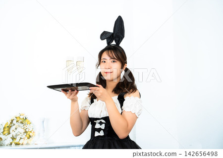 兔女郎手持氣泡酒 兔女郎手持氣泡酒 142656498