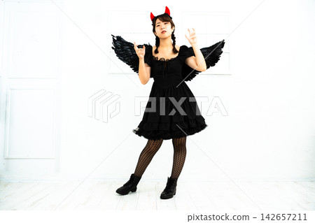 一個製作惡魔角色扮演的女人 一個製作惡魔角色扮演的女人 142657211