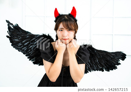 一個製作惡魔角色扮演的女人 一個製作惡魔角色扮演的女人 142657215