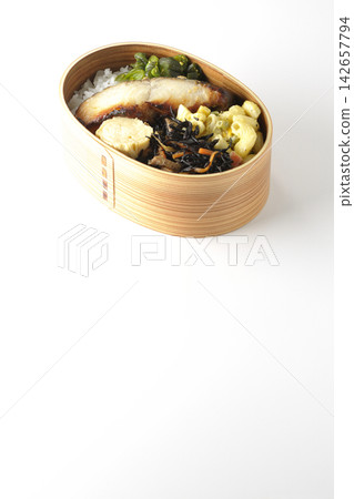 一盒用西京味噌醃製的烤銀鱈魚便當,以白色背景拍攝。 一盒用西京味噌醃製的烤銀鱈魚便當,以白色背景拍攝。 142657794