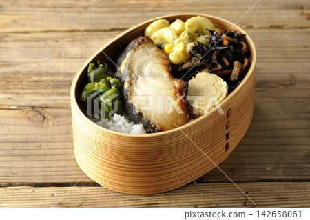西京味噌便當盒烤黑鱈魚 西京味噌便當盒烤黑鱈魚 142658061