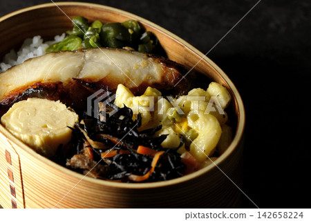 西京味噌便當盒烤黑鱈魚 西京味噌便當盒烤黑鱈魚 142658224
