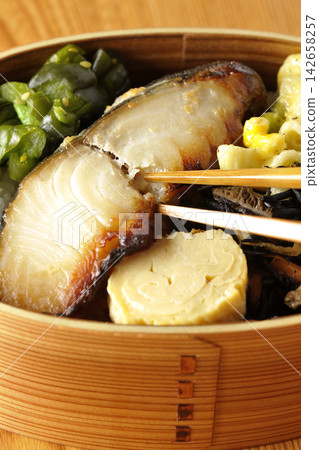 我吃了烤銀鱈魚便當盒裡的魚。 我吃了烤銀鱈魚便當盒裡的魚。 142658257