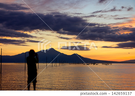 奧薩貝塔海濱公路的傍晚景色 | 落日餘暉灑在有明海上,映襯著孩童的剪影 奧薩貝塔海濱公路的傍晚景色 | 落日餘暉灑在有明海上,映襯著孩童的剪影 142659137