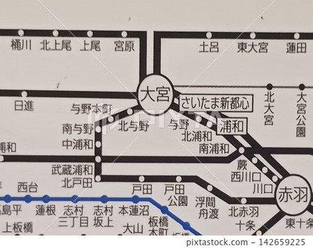 大宮和浦和地區的鐵路地圖:顯示車站名稱和鐵路網的交通地圖。 大宮和浦和地區的鐵路地圖:顯示車站名稱和鐵路網的交通地圖。 142659225