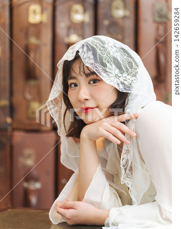 女性時尚形象。美容、護膚、化妝品、俄羅斯傳統頭巾、服裝、時尚、復古、美白。 女性時尚形象。美容、護膚、化妝品、俄羅斯傳統頭巾、服裝、時尚、復古、美白。 142659284