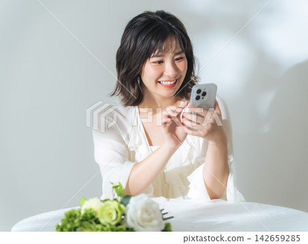 女人放鬆,看著智能手機 女人放鬆,看著智能手機 142659285