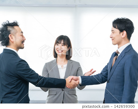 仲介業務。握手、介紹、結算、合約、經紀、企業傳承、房地產、調解、交接、管理、公司、招募。 142659300