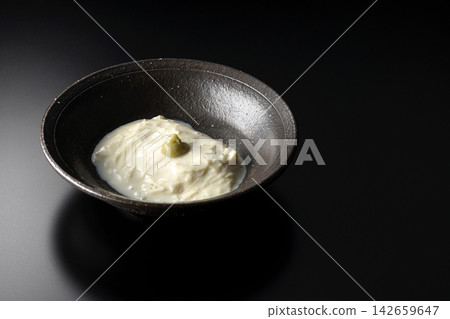新鮮腐竹(豆腐皮)單獨在黑色背景下拍攝。 新鮮腐竹(豆腐皮)單獨在黑色背景下拍攝。 142659647