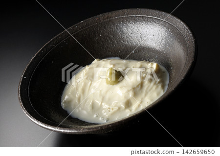 新鮮腐竹(豆腐皮)單獨在黑色背景下拍攝。 新鮮腐竹(豆腐皮)單獨在黑色背景下拍攝。 142659650
